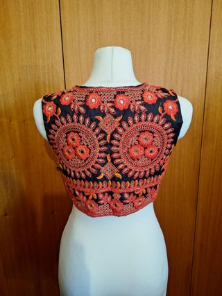 Colete bordado preto e vermelho