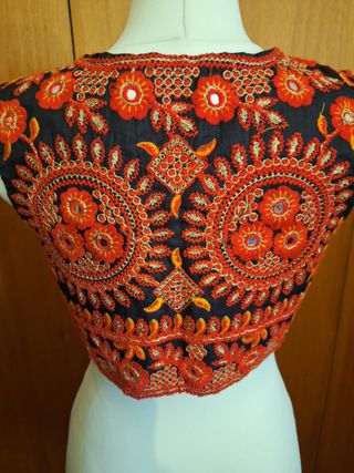 Colete bordado preto e vermelho