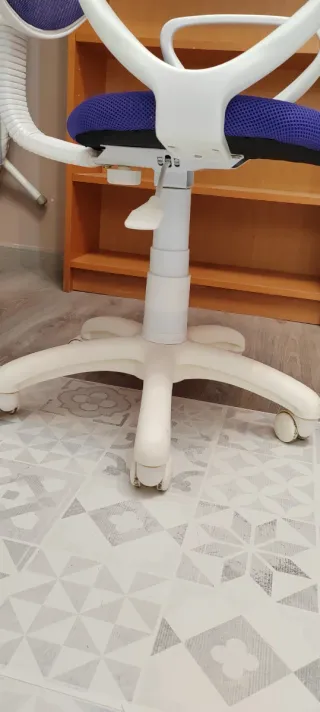 Silla infantil con ruedas blanca y morada