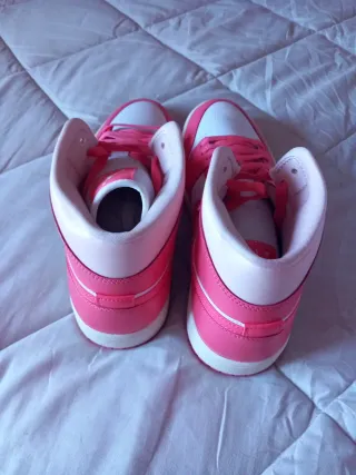 Nike Air Jordan 1 Mid Rosa y Blanco