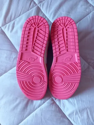 Nike Air Jordan 1 Mid Rosa y Blanco