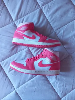 Nike Air Jordan 1 Mid Rosa y Blanco