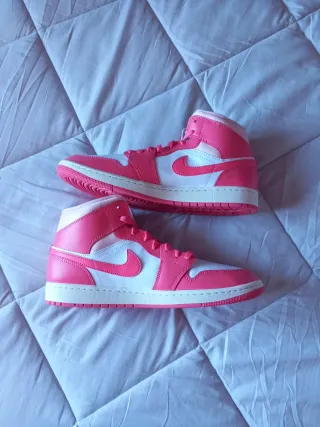 Nike Air Jordan 1 Mid Rosa y Blanco