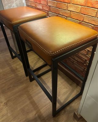 Par de taburetes de cuero marrón