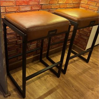 Par de taburetes de cuero marrón