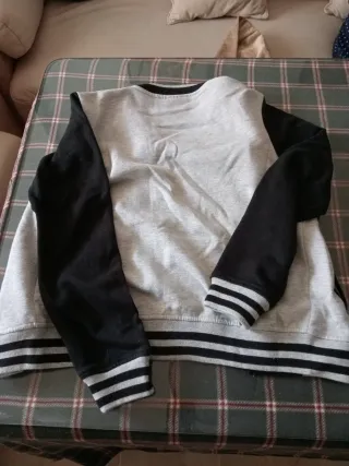 Cazadora universitaria gris y negra