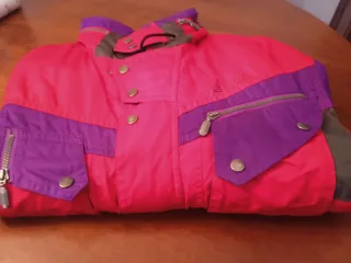 Chaqueta deportiva roja y morada