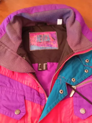 Chaqueta deportiva roja y morada