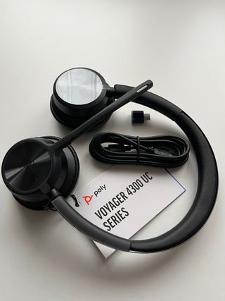 Auriculares Poly Voyager 4320 UC Bluetooth.