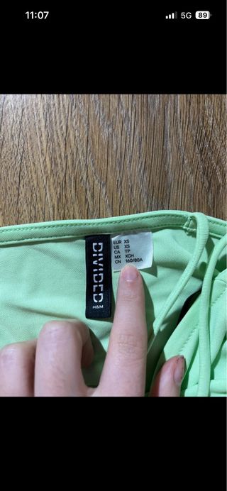 Vestido verde claro ceñido