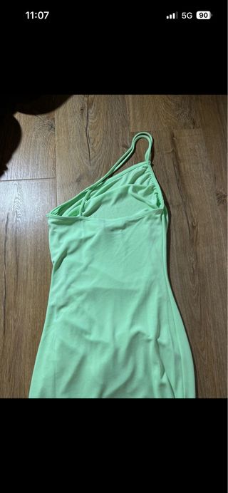 Vestido verde claro ceñido