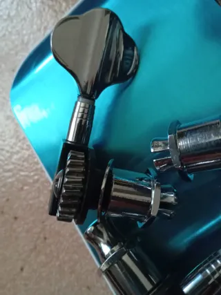 Clavijero Bajo Eléctrico Cromado Ligero