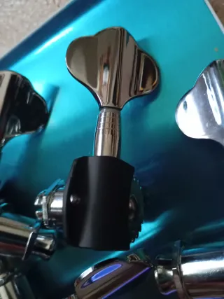 Clavijero Bajo Eléctrico Cromado Ligero