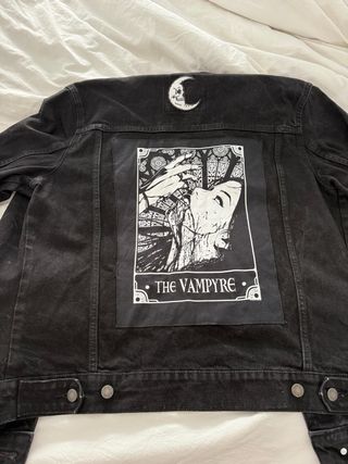 Cazadora tejana con parches de golondrinas