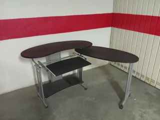 Escritorio con bandeja para teclado