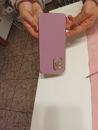 Funda morada para móvil con cordón