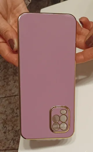 Funda morada para móvil con cordón