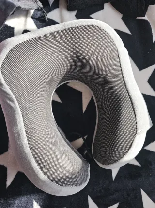 Cojín cuello gris ajustable anatomico. con bolsill