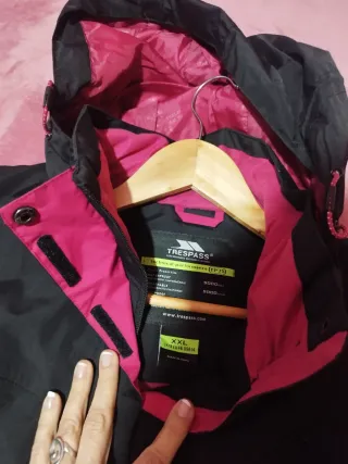 Cazadora negra y rosa nueva