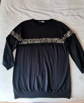 Sudadera negra con lentejuelas y flecos