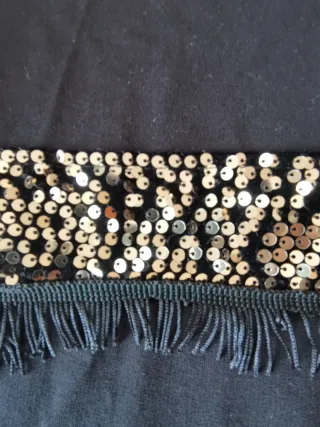 Sudadera negra con lentejuelas y flecos