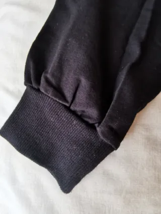 Sudadera negra con lentejuelas y flecos