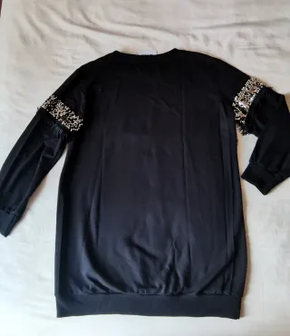 Sudadera negra con lentejuelas y flecos