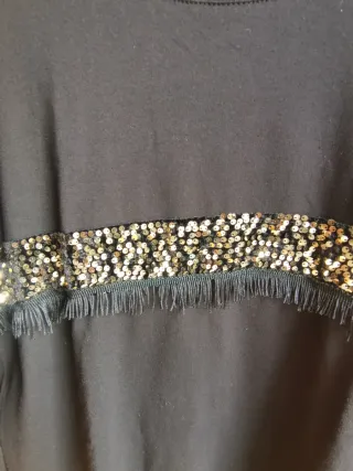 Sudadera negra con lentejuelas y flecos
