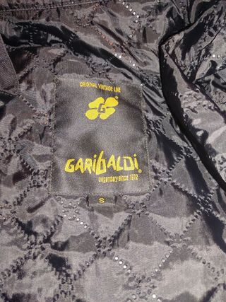 Chaqueta de moto negra sin protecciones