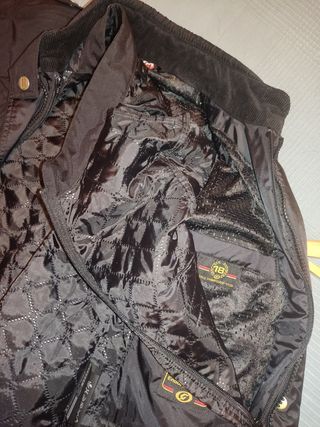 Chaqueta de moto negra sin protecciones