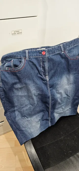 Falda vaquera azul con pespuntes rojos