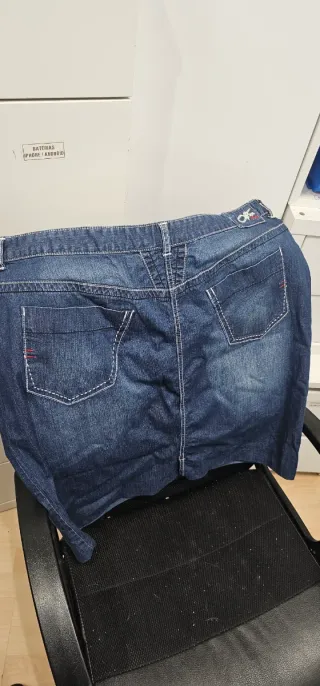 Falda vaquera azul con pespuntes rojos