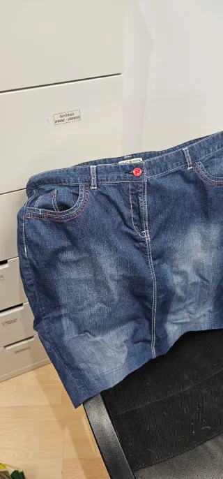 Falda vaquera azul con pespuntes rojos