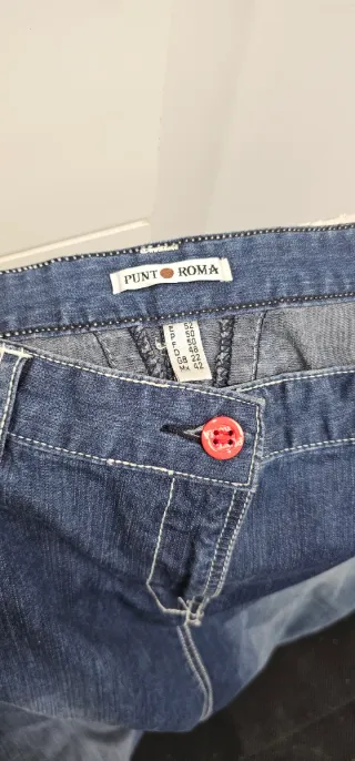 Falda vaquera azul con pespuntes rojos