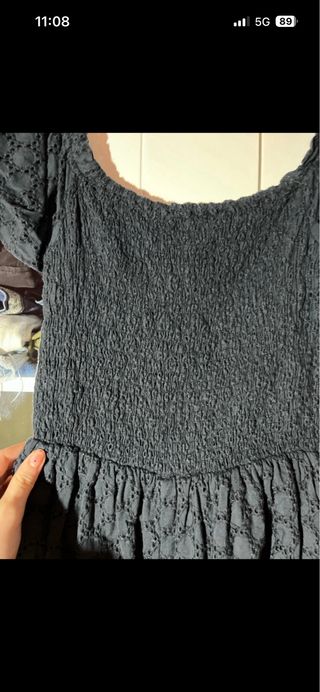 Vestido negro abullonado con volantes