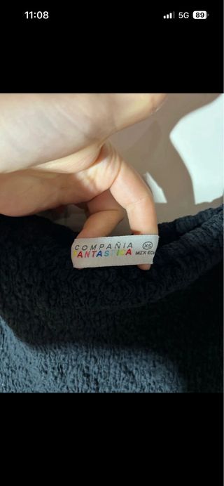 Vestido negro abullonado con volantes