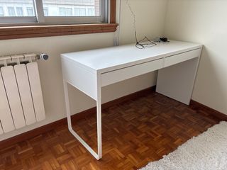 Scrivania bianca con cassetti