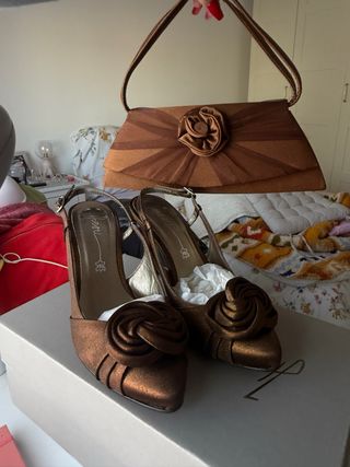 Sandalias y bolso de fiesta marrón/dorado