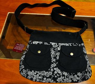 Bandolera negra con estampado floral