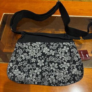 Bandolera negra con estampado floral
