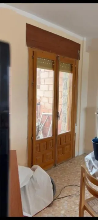 Balconera de madera con persiana