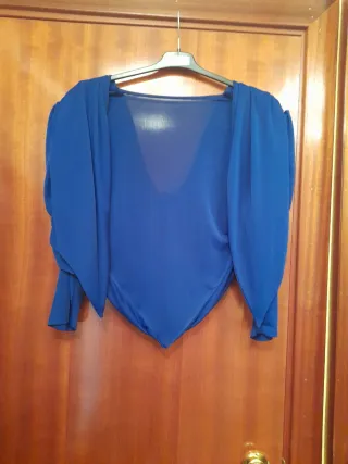 Vestido de fiesta azul con pedrería