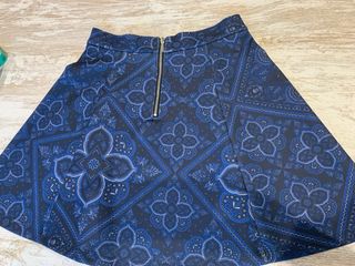 Falda azul con vuelo y estampado