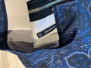 Falda azul con vuelo y estampado