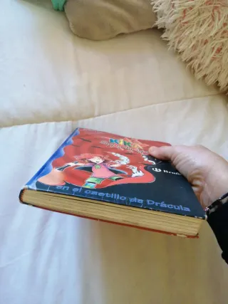 KIKA SUPERBRUJA EN CASTILLO DRACULA (10)