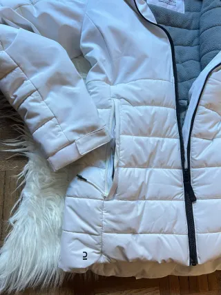 Abrigo Decathlon blanco talla xxs y XS