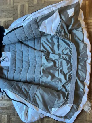 Abrigo Decathlon blanco talla xxs y XS