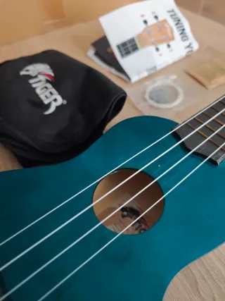 Nuevo Ukelele Tiger Verde soprano + correa y funda