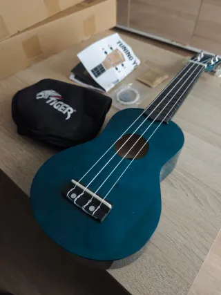 Nuevo Ukelele Tiger Verde soprano + correa y funda