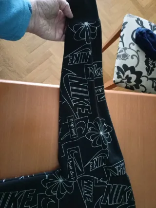 Sudadera Nike Negra con Estampado Blanco